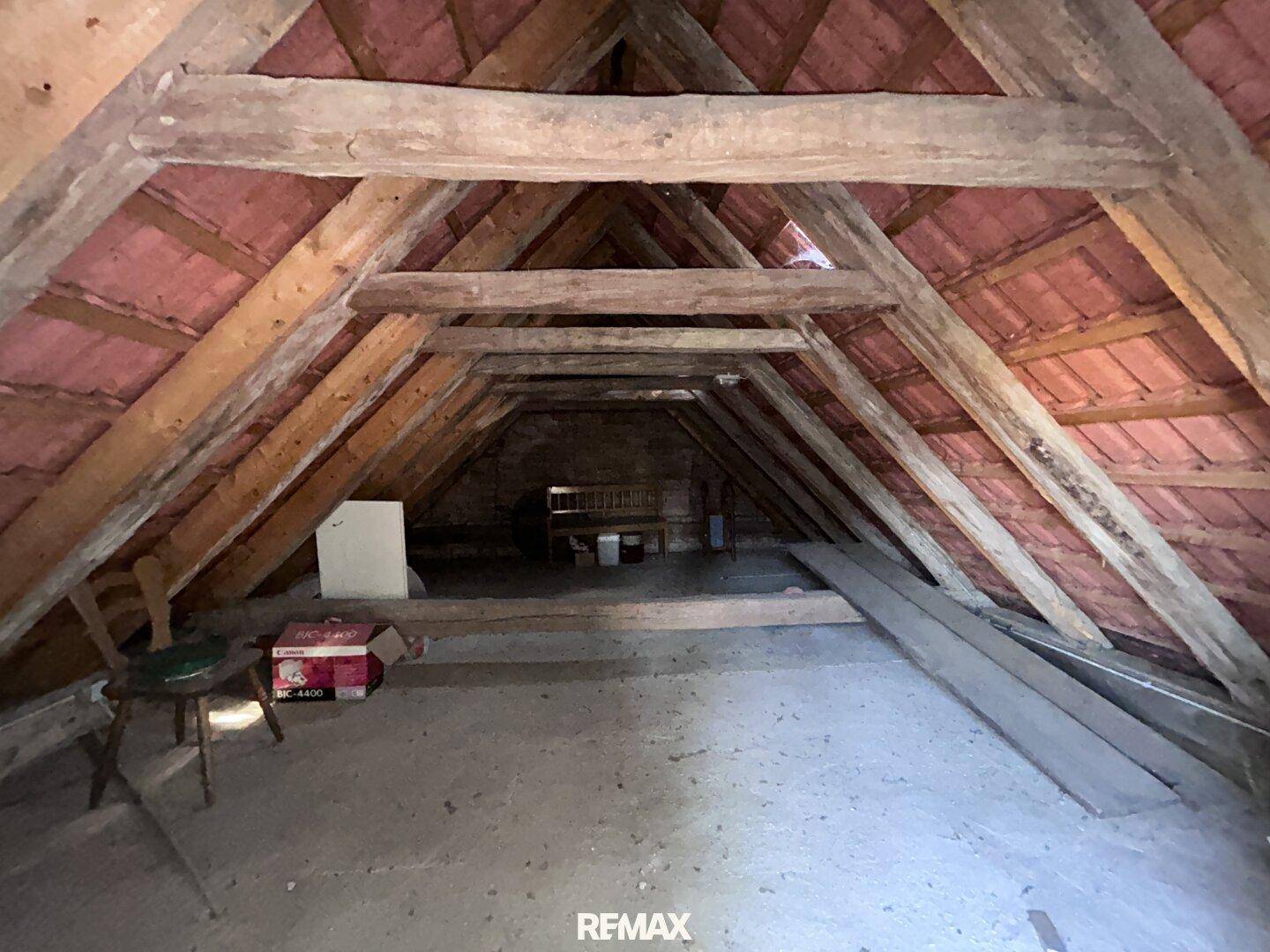Unausgebauter Dachboden mit sichtbaren Holzbalken und Dachkonstruktion.