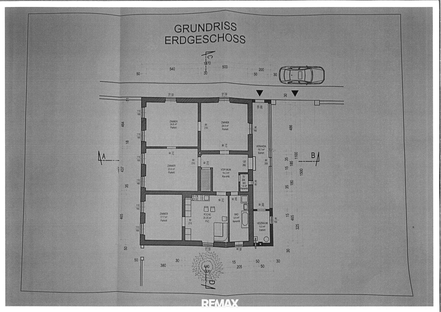 Grundriss des Erdgeschosses mit detaillierter Raumaufteilung und Maßen.