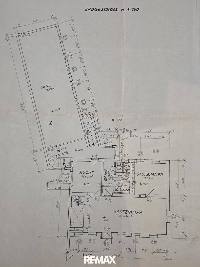 Handgezeichneter Grundriss des Erdgeschosses mit Küche, großem Saal und mehreren Gastzimmern.