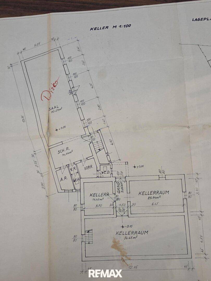 Handgezeichneter Grundriss des Kellergeschosses mit verschiedenen Kellerräumen und einem großen Saal.