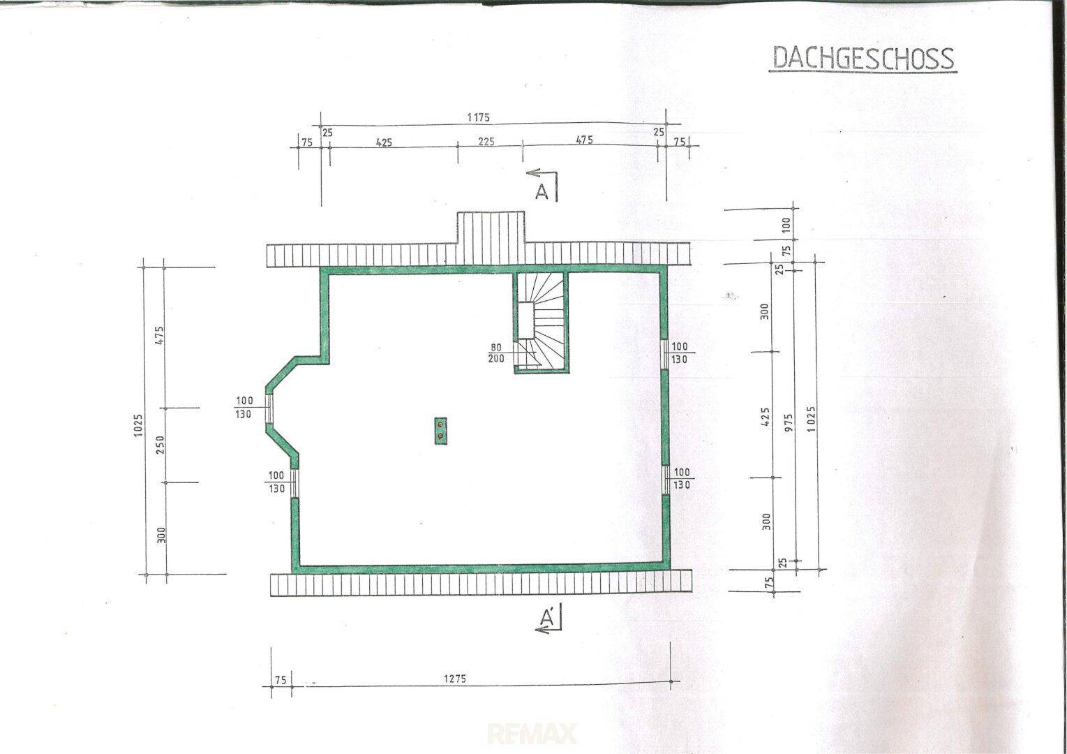 Grundriss des Dachgeschosses mit Treppenaufgang und Raumaufteilung.