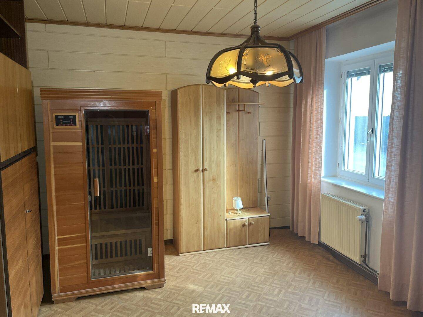 Raum mit einer privaten Sauna, Holzmöbeln und einem Fenster für Tageslicht.