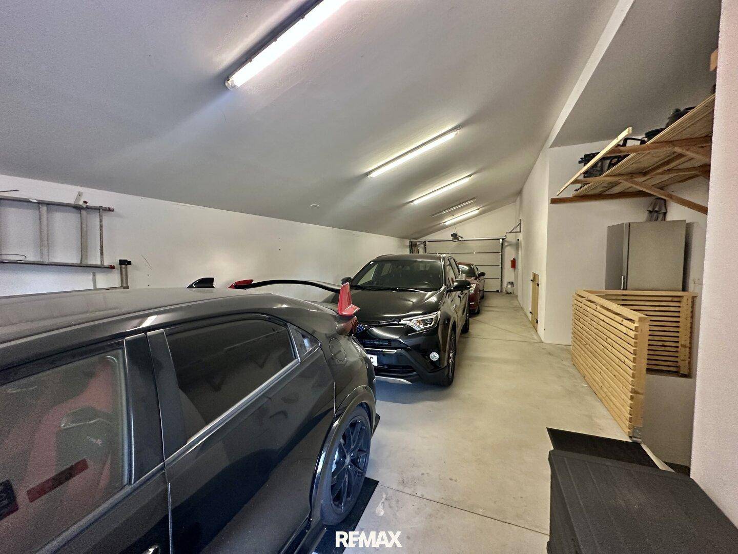 Geräumige Garage mit Platz für mehrere Fahrzeuge und zusätzlichem Stauraum.