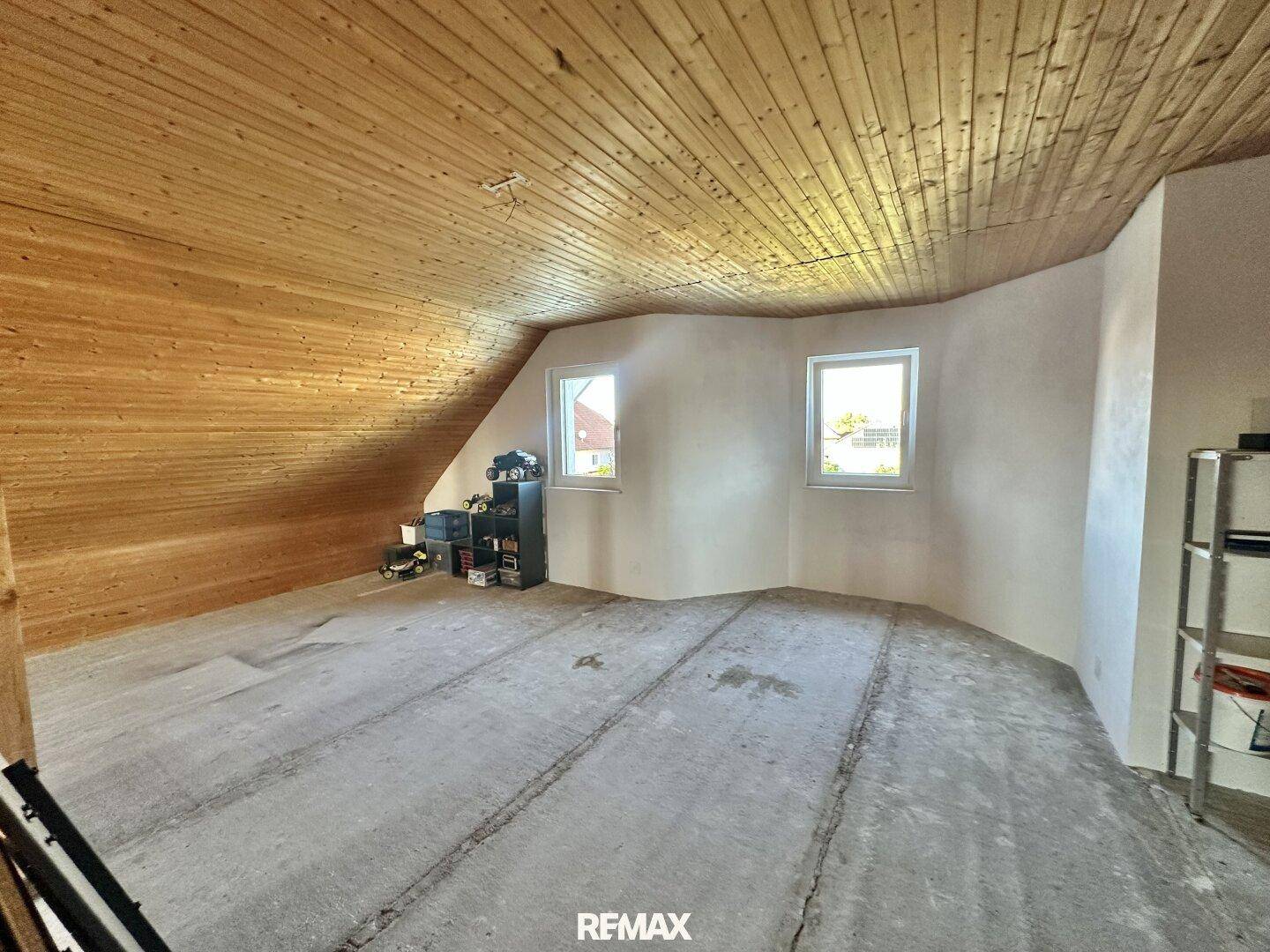 Großer Dachbodenraum mit Holzdecke und Betonboden, ideal für Lagerung oder Ausbau.