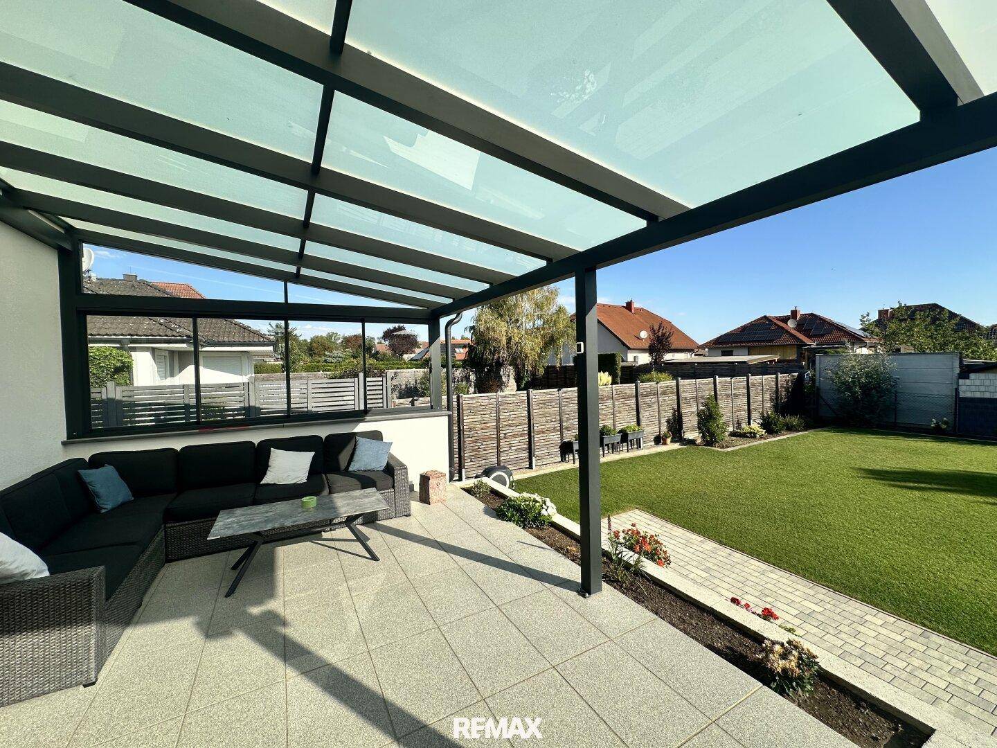 Gemütliche überdachte Terrasse mit Lounge-Möbeln, ideal für entspannte Stunden im Freien.
