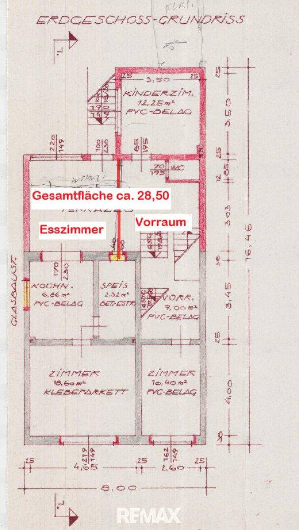 Grundriss des Erdgeschosses mit Küche, Esszimmer, Kinderzimmer und weiteren Räumen, inklusive WC.