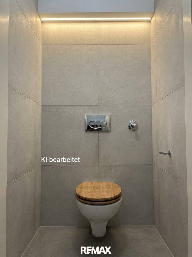 KI-bearbeitetes, modernes WC mit grauen Fliesen, wandhängender Toilette und indirekter Beleuchtung.