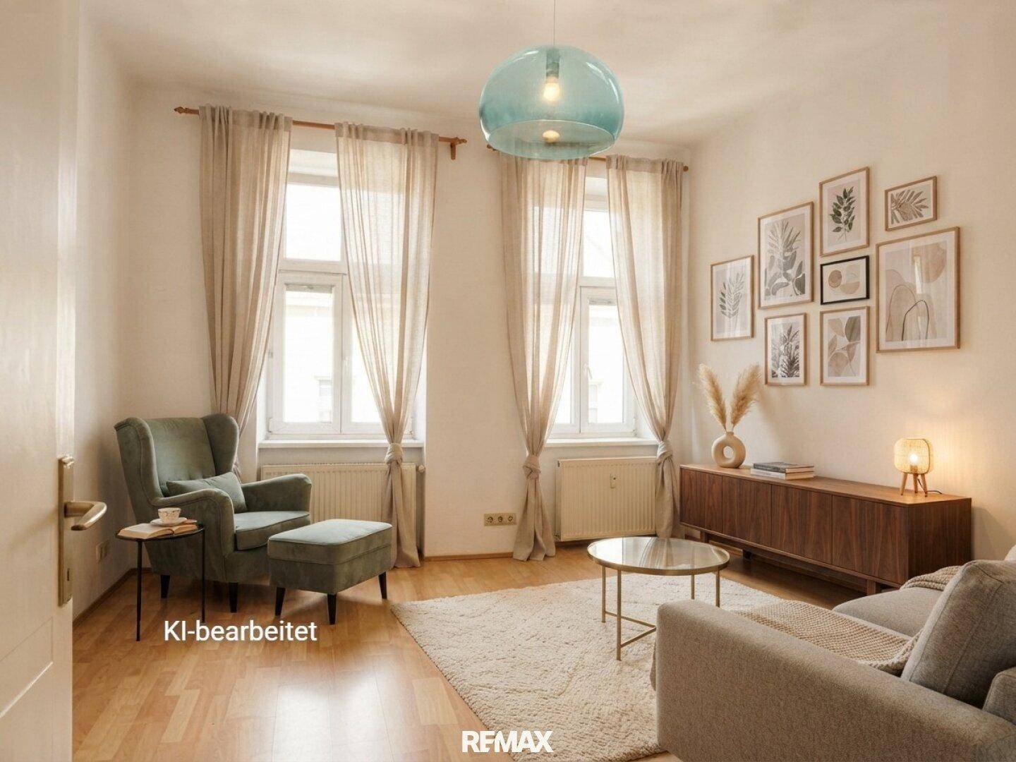 Gemütliches, KI-bearbeitetes Wohnzimmer mit beigem Sofa, Sessel und dekorativen Bildern an der Wand.