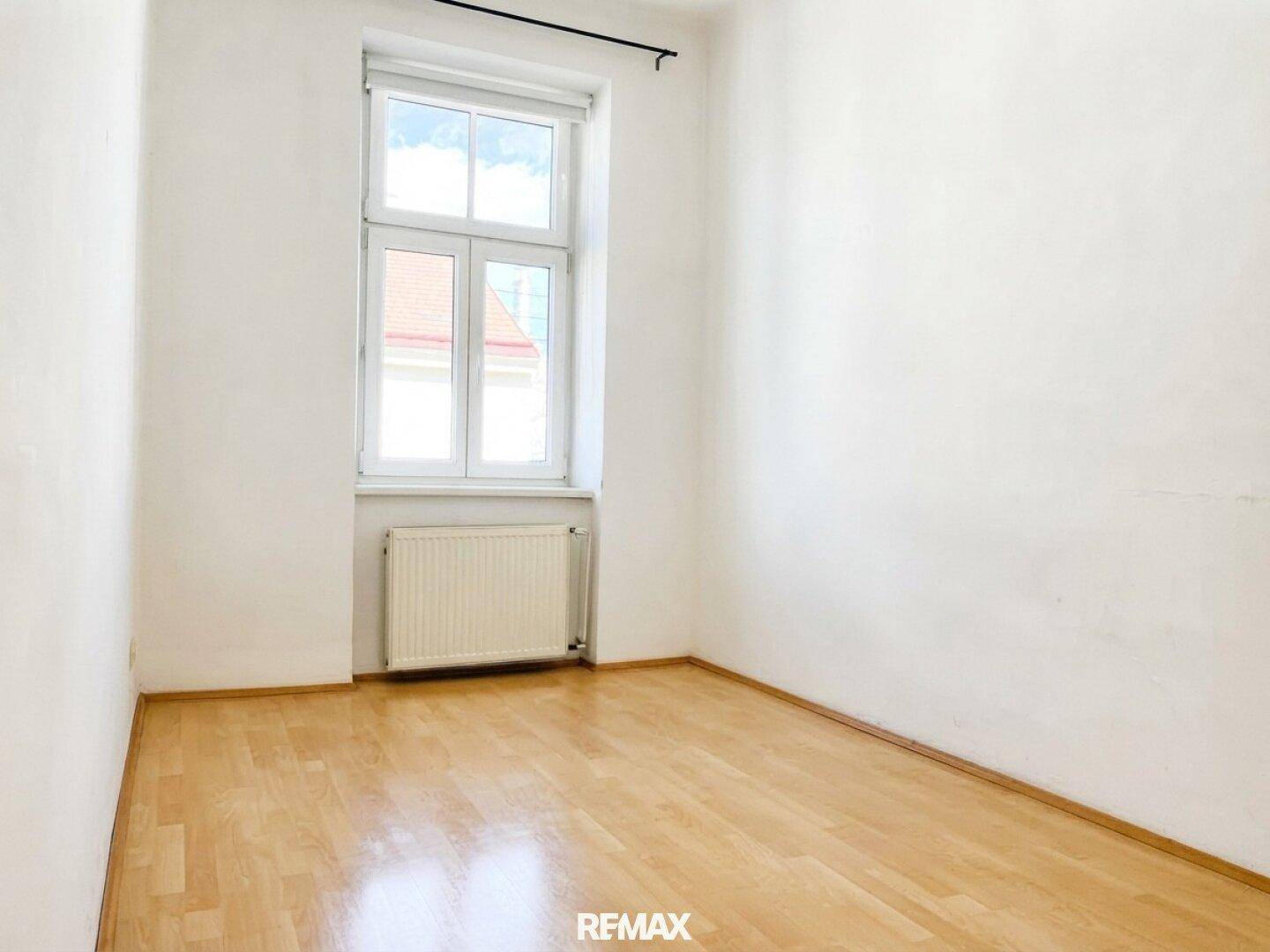 Kleineres, helles Zimmer mit Parkettboden und einem Fenster, ideal als Schlaf- oder Arbeitszimmer.