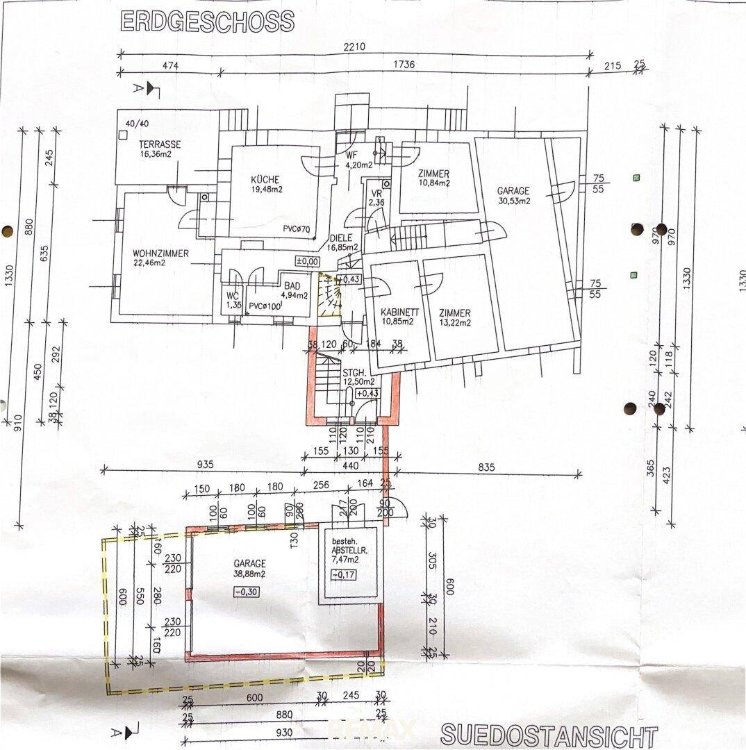 Grundriss des Erdgeschosses mit Terrasse, Küche, Wohnzimmer und Garage.