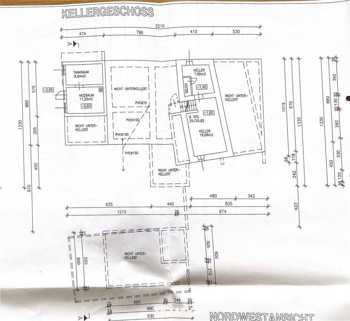 Grundriss des Kellergeschosses mit Tankraum, Heizraum und weiteren Kellerräumen.