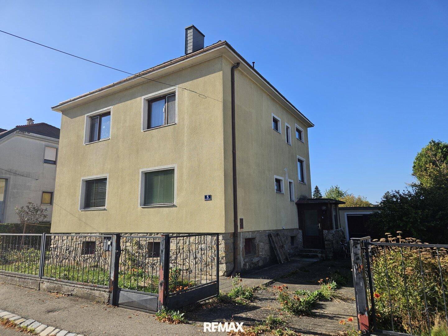 Rückansicht des Hauses mit Eingangsbereich und Blick auf den Garten.