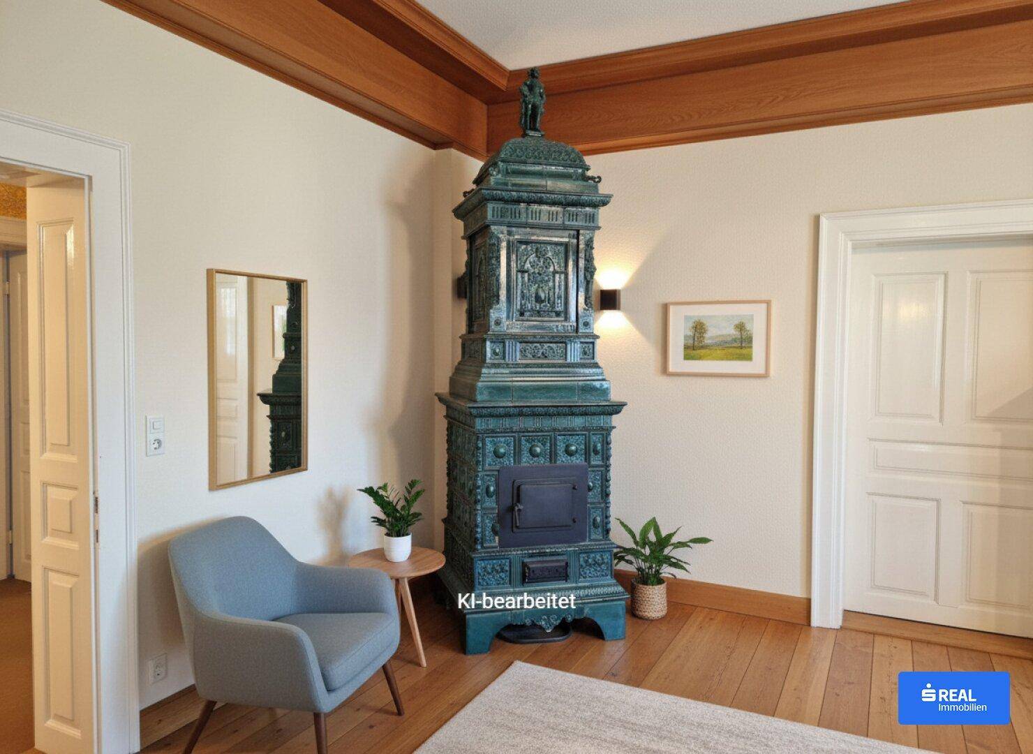 Renovierter Raum mit modernem Sessel, Pflanzen und einem historischen Kachelofen als Blickfang.