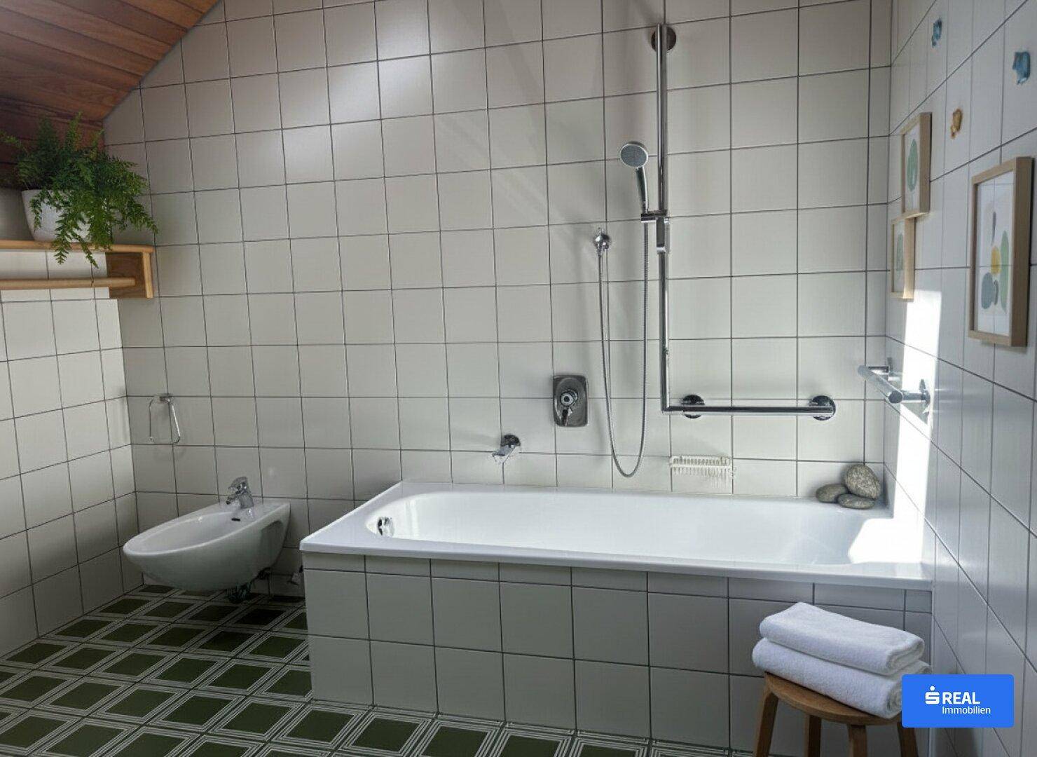 Helles Badezimmer mit Badewanne, Bidet und weißen Fliesen an Wänden und Boden.