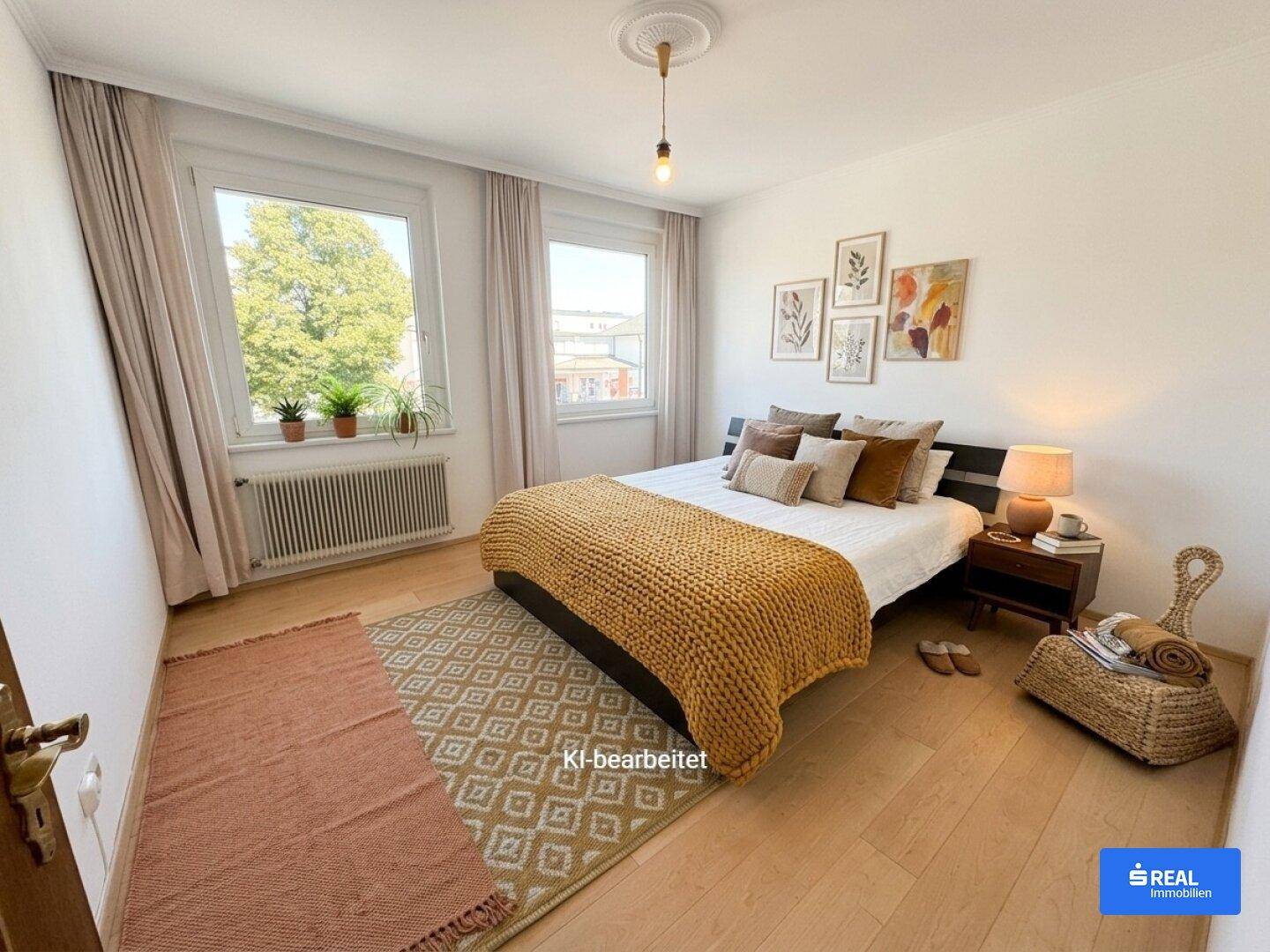 Helles Schlafzimmer mit Holzboden, zwei Fenstern und moderner Dekoration.
