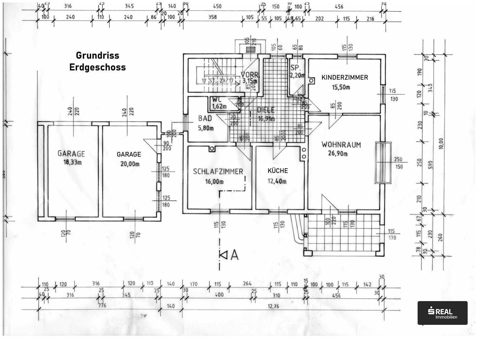 Grundriss des Erdgeschosses mit Wohnzimmer, Küche, Schlafzimmer, Kinderzimmer und zwei Garagen.
