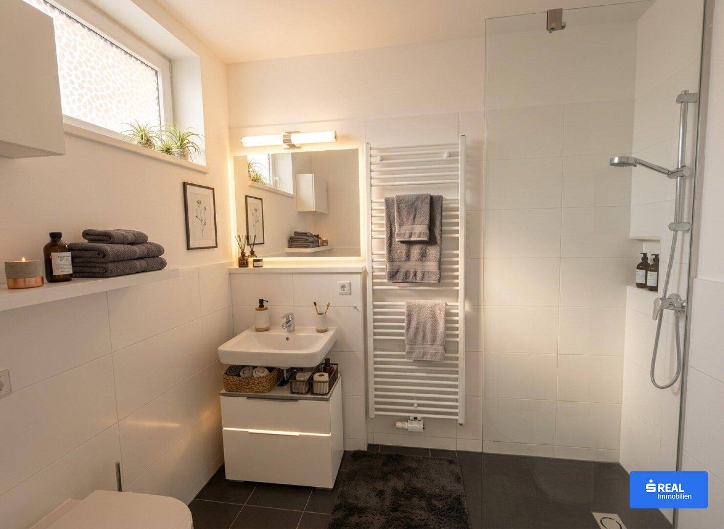 Modernes Badezimmer mit ebenerdiger Dusche, Fenster und beheiztem Handtuchhalter.