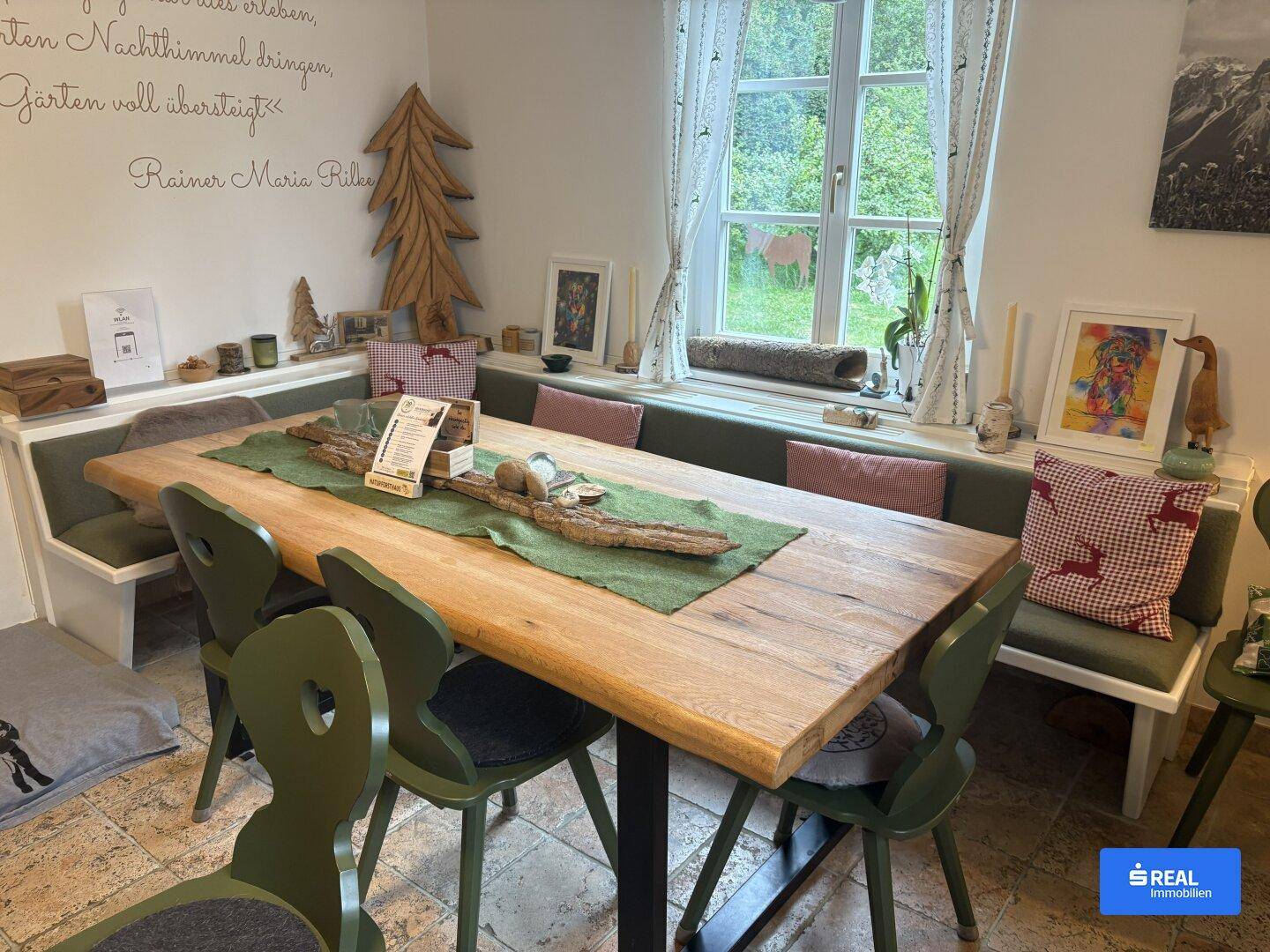 Gemütlicher Essbereich im alpinen Stil mit Holztisch, Eckbank und traditioneller Dekoration.