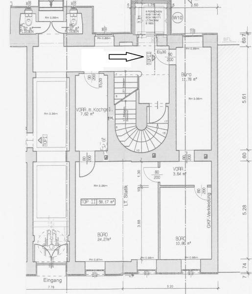 Detaillierter Grundriss mit Büroräumen, Treppenhaus, Toiletten und einem Aufzug im Gebäude.