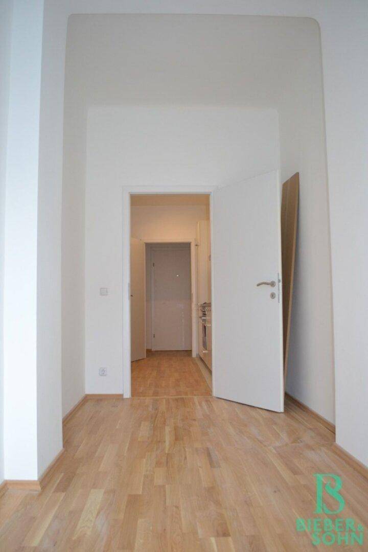Zimmer/Blick Küche/Eingang