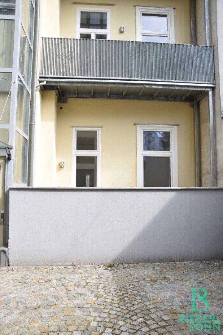 Blick zur Terrasse vom Innenhof