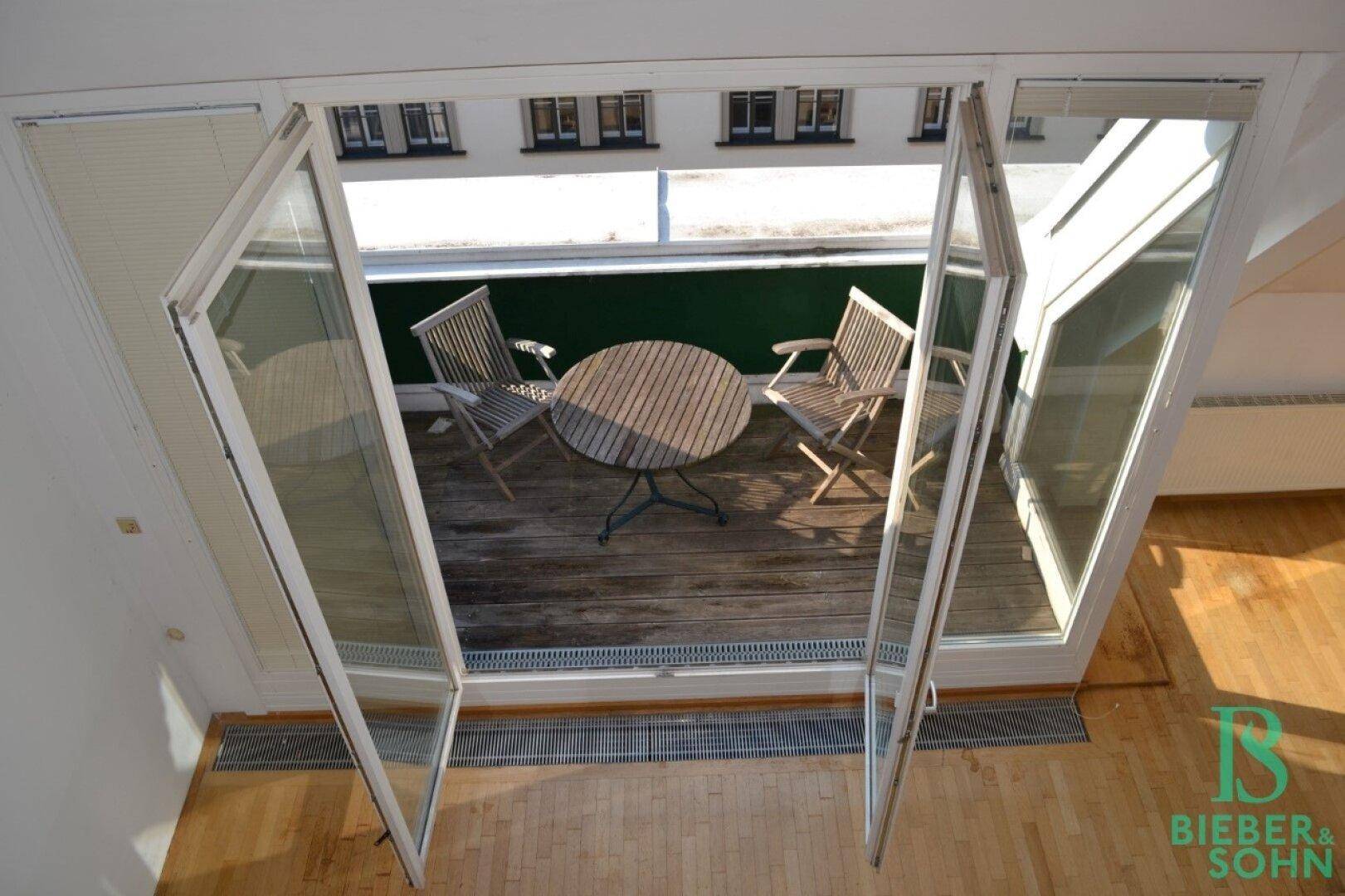 Blick auf Terrasse von Galerie
