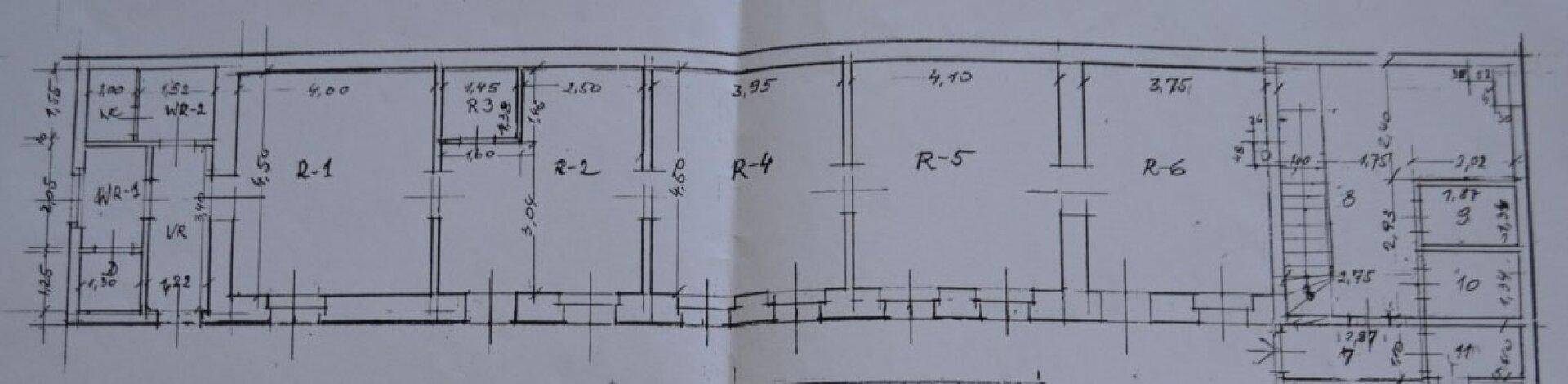 Handgezeichneter Grundriss mit mehreren Räumen und Maßangaben, der die Aufteilung des Gebäudes zeigt.
