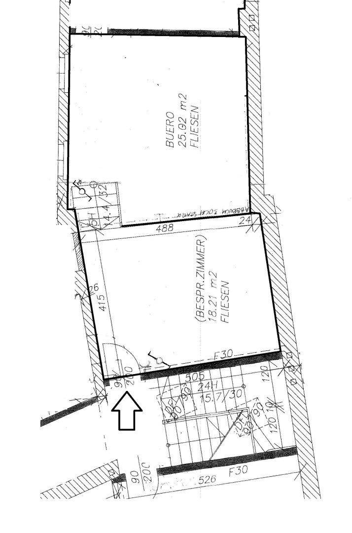 Grundrissplan zeigt ein Büro und ein Besprechungszimmer mit Fliesenböden und Maßen.