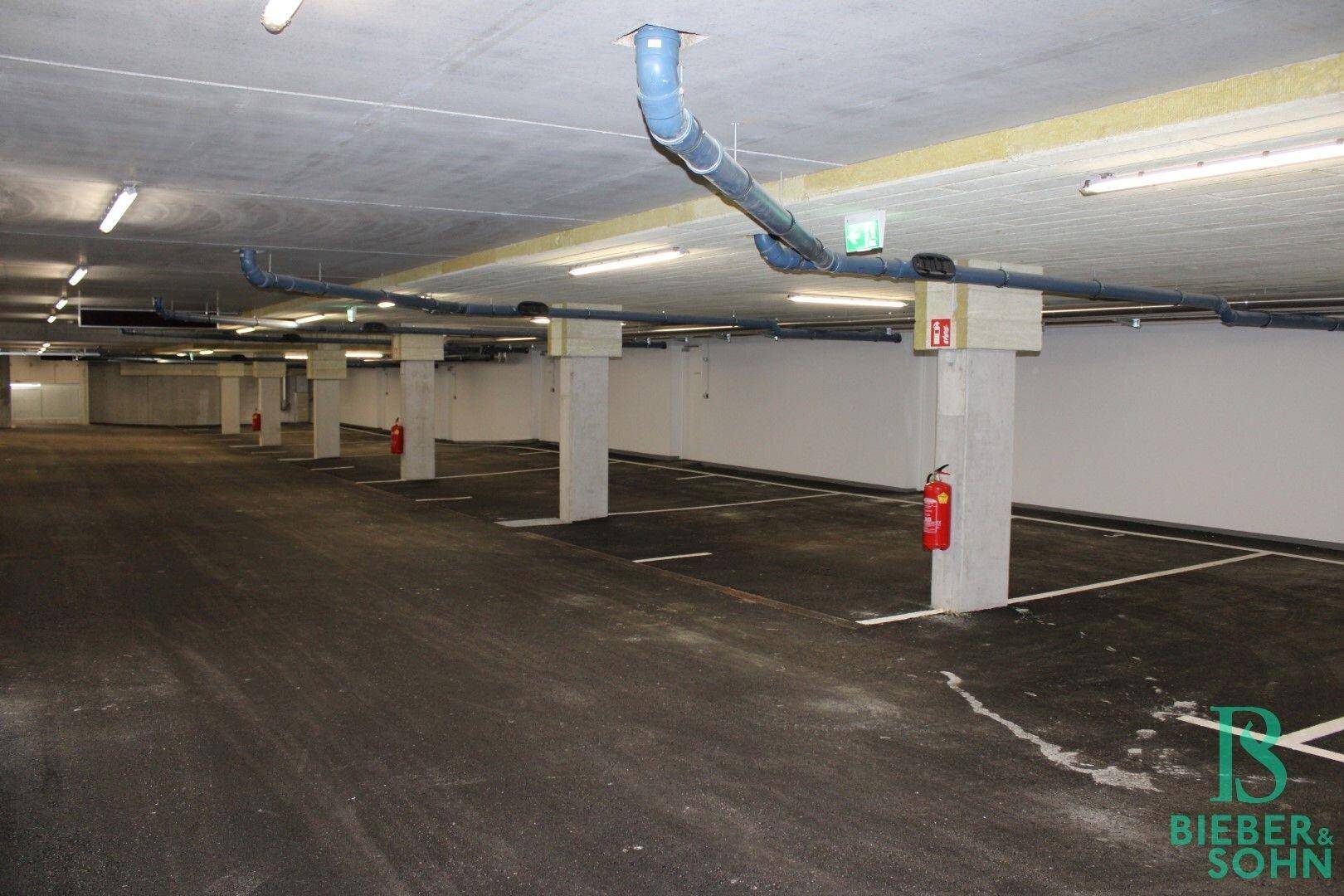 Geräumige Tiefgarage mit vielen Stellplätzen und guter Beleuchtung.