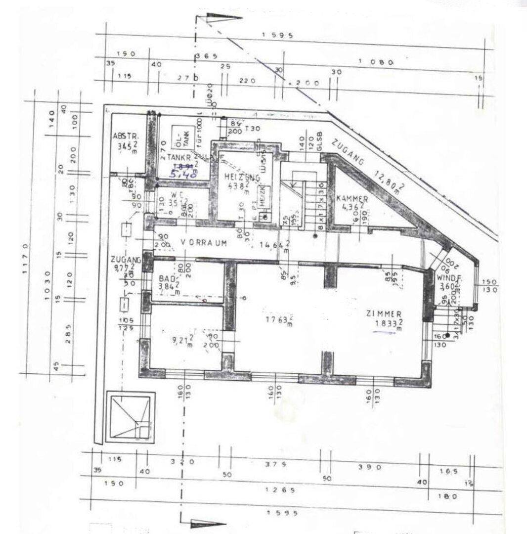 Grundriss des Erdgeschosses mit Zimmern, Bad, WC und Heizungsraum.