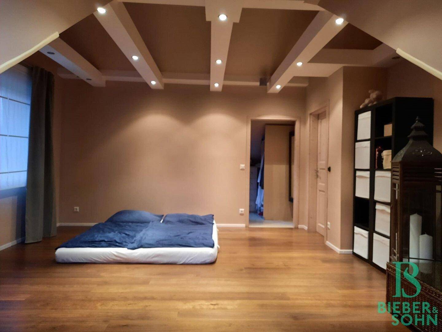 Helles Schlafzimmer mit Holzboden, Dachschrägen und viel Platz für individuelle Gestaltung.