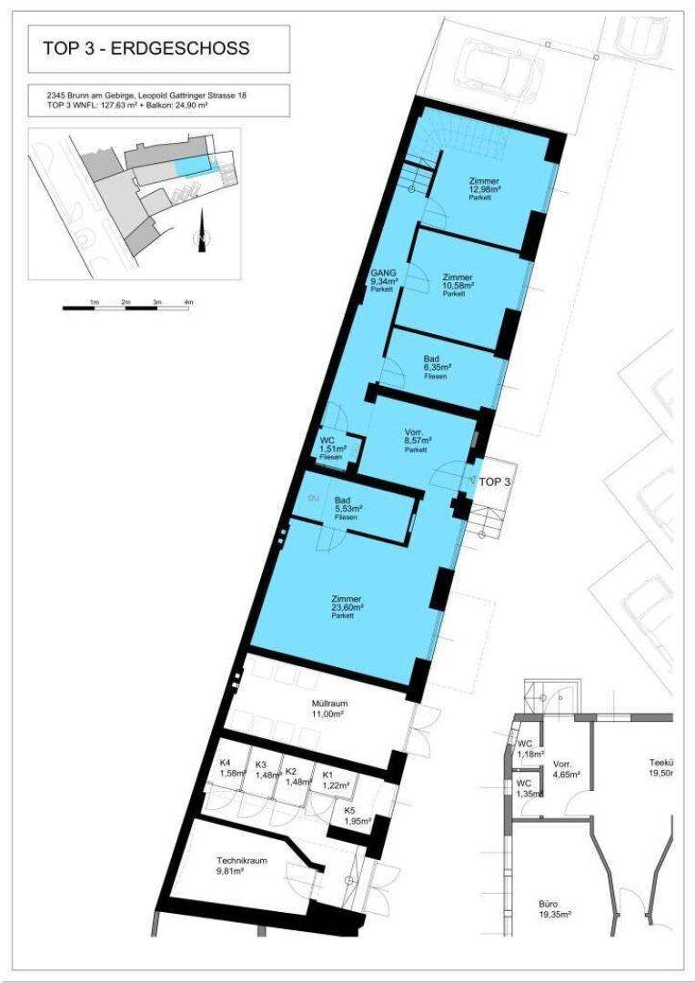 Grundriss des Erdgeschosses mit mehreren Zimmern, Bädern und einem Balkon.