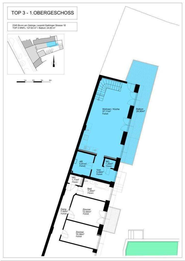 Grundriss des Obergeschosses mit Wohnküche, Zimmern, Bädern und einem großen Balkon.