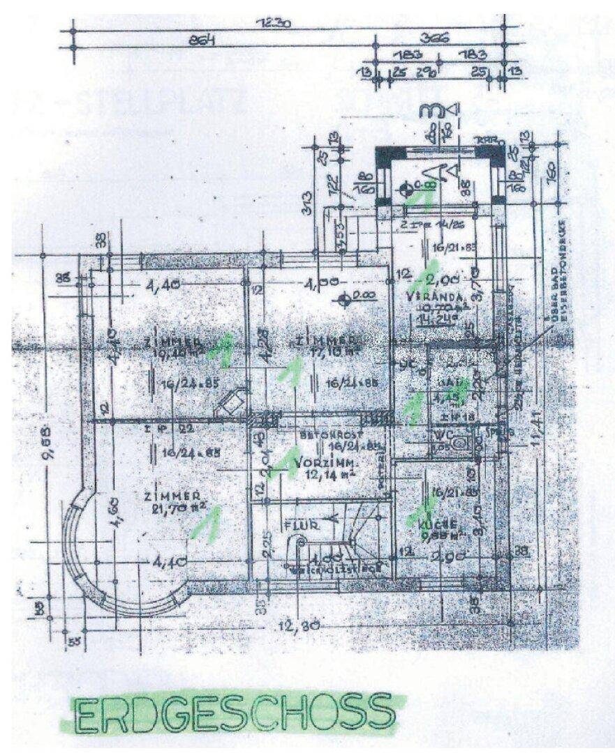 Grundriss des Erdgeschosses mit Zimmern, Veranda und Küche.