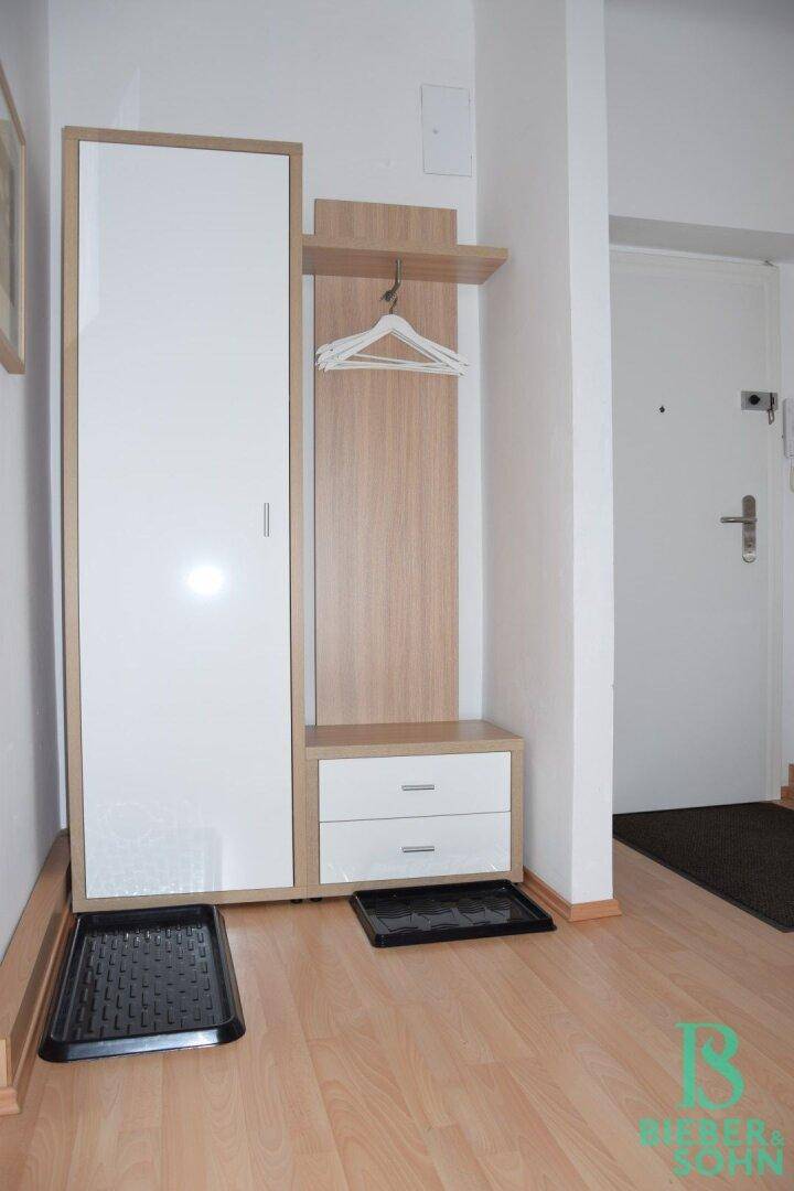 Garderobe/Blick Eingang