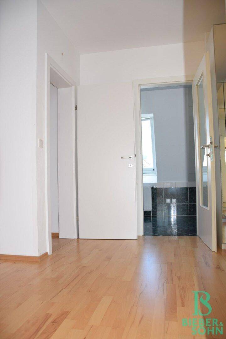 Vorraum/Blick Bad