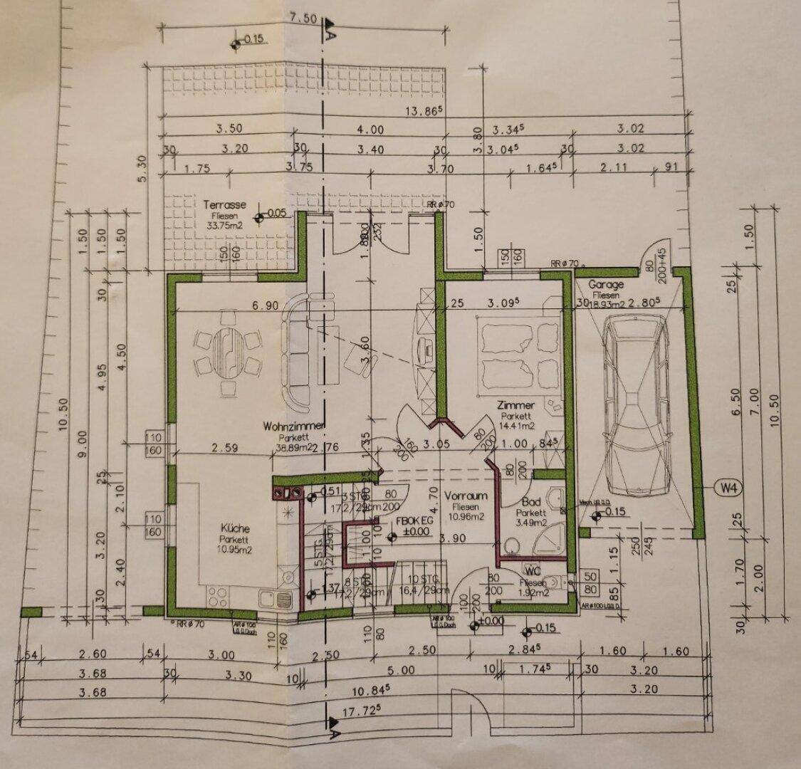 Grundriss des Erdgeschosses mit Wohnzimmer, Küche, Bad, WC, Terrasse und Garage.
