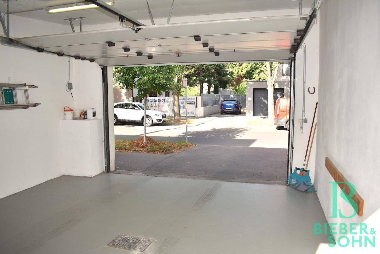 Geräumige Garage mit Blick auf die Einfahrt und die Straße.
