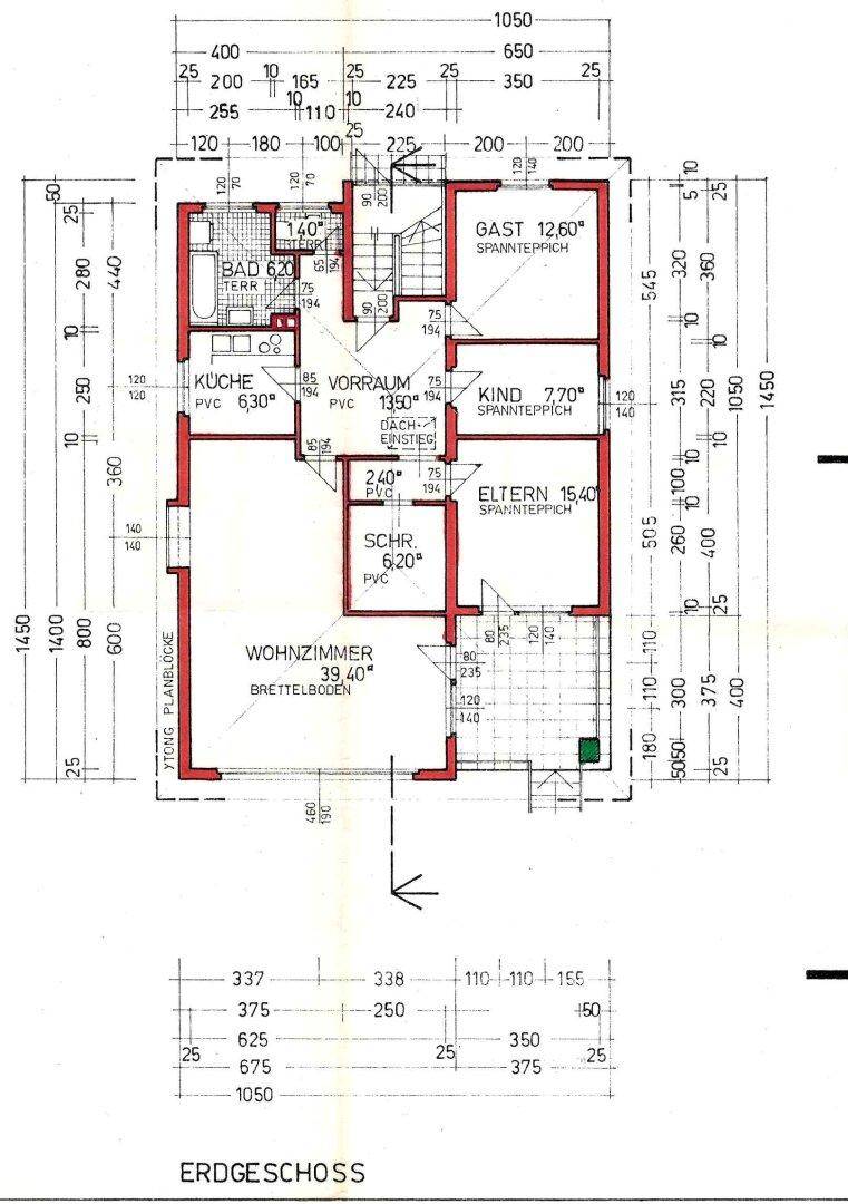 Grundriss des Erdgeschosses mit Wohnzimmer, Küche und Schlafzimmern.