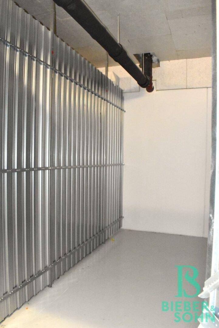 Kellerabteil mit Metallwänden für zusätzlichen Stauraum im Untergeschoss.