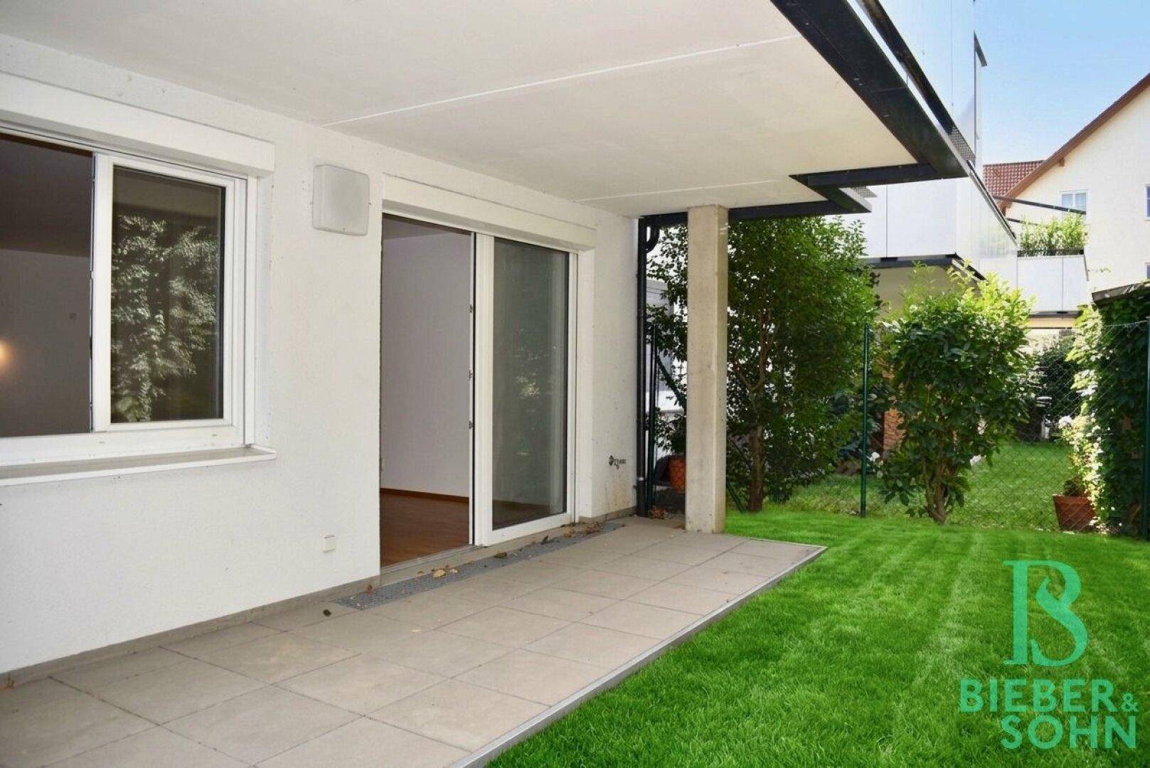 Geräumige Terrasse mit Zugang zum Garten, ideal für entspannte Stunden im Freien.