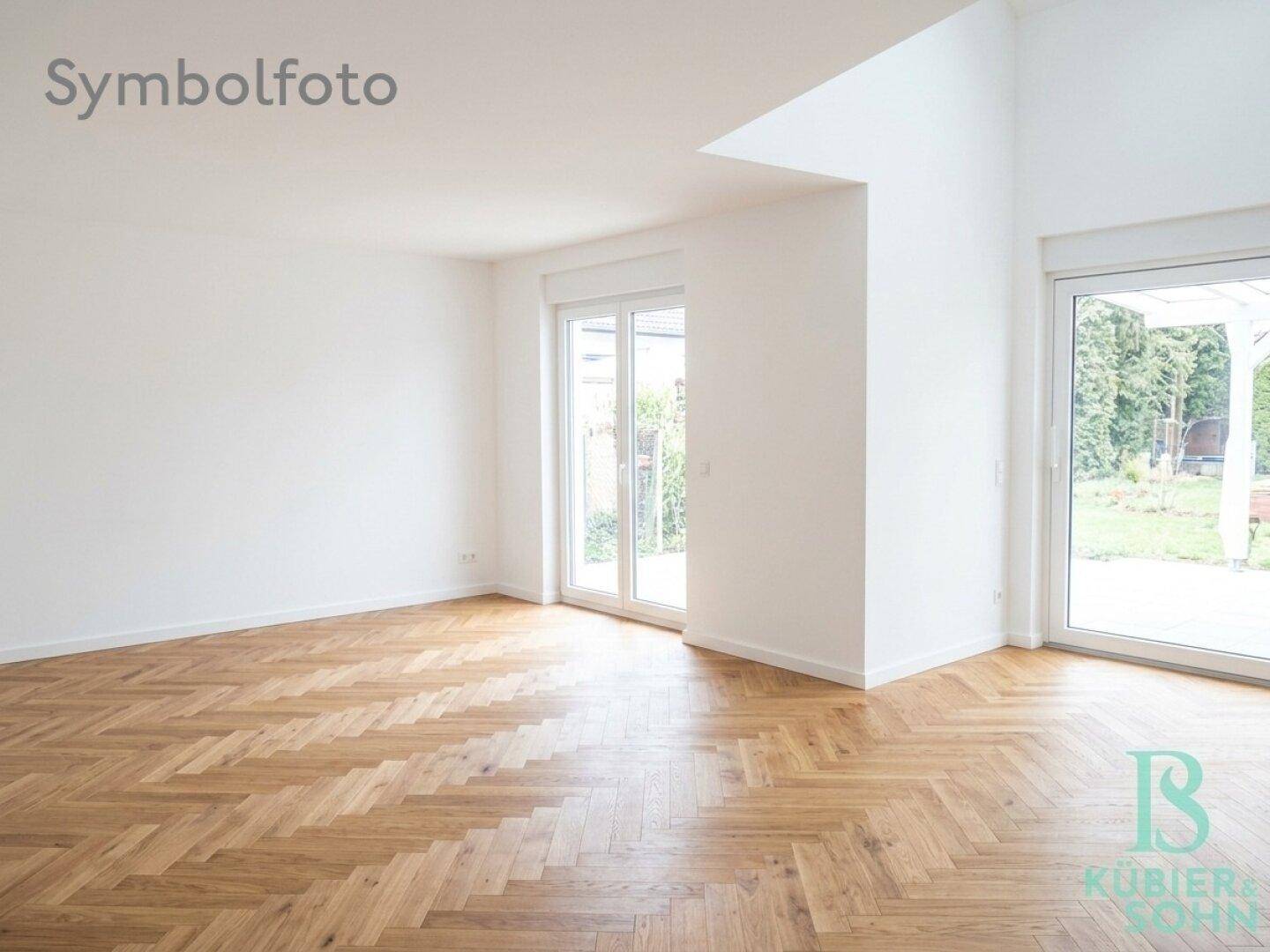 Helles, leeres Zimmer mit Fischgrätparkett und großen Fenstern, die Zugang zum Garten bieten.