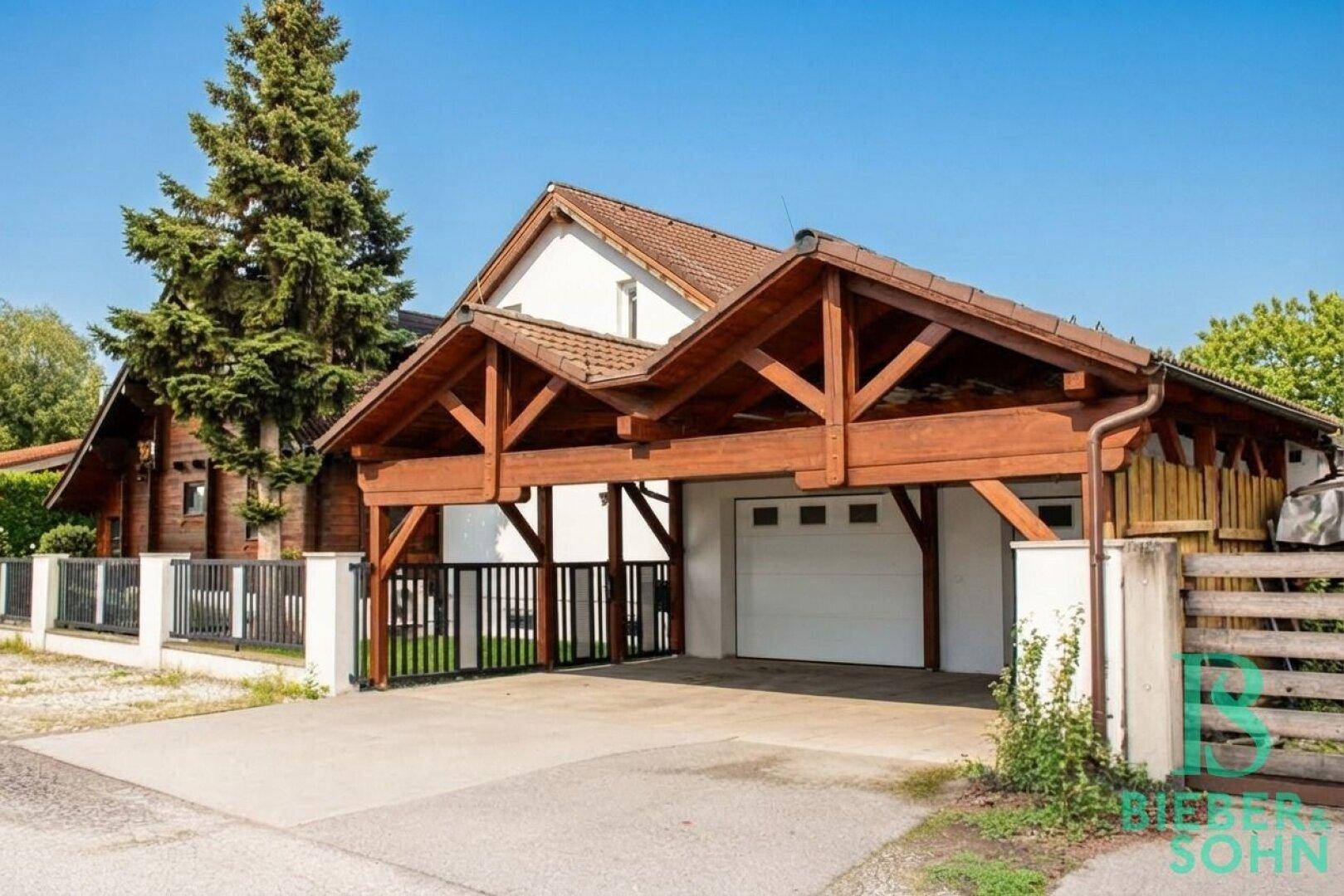 Attraktives Einfamilienhaus mit großem Holzcarport, Garage und gepflegter Auffahrt.