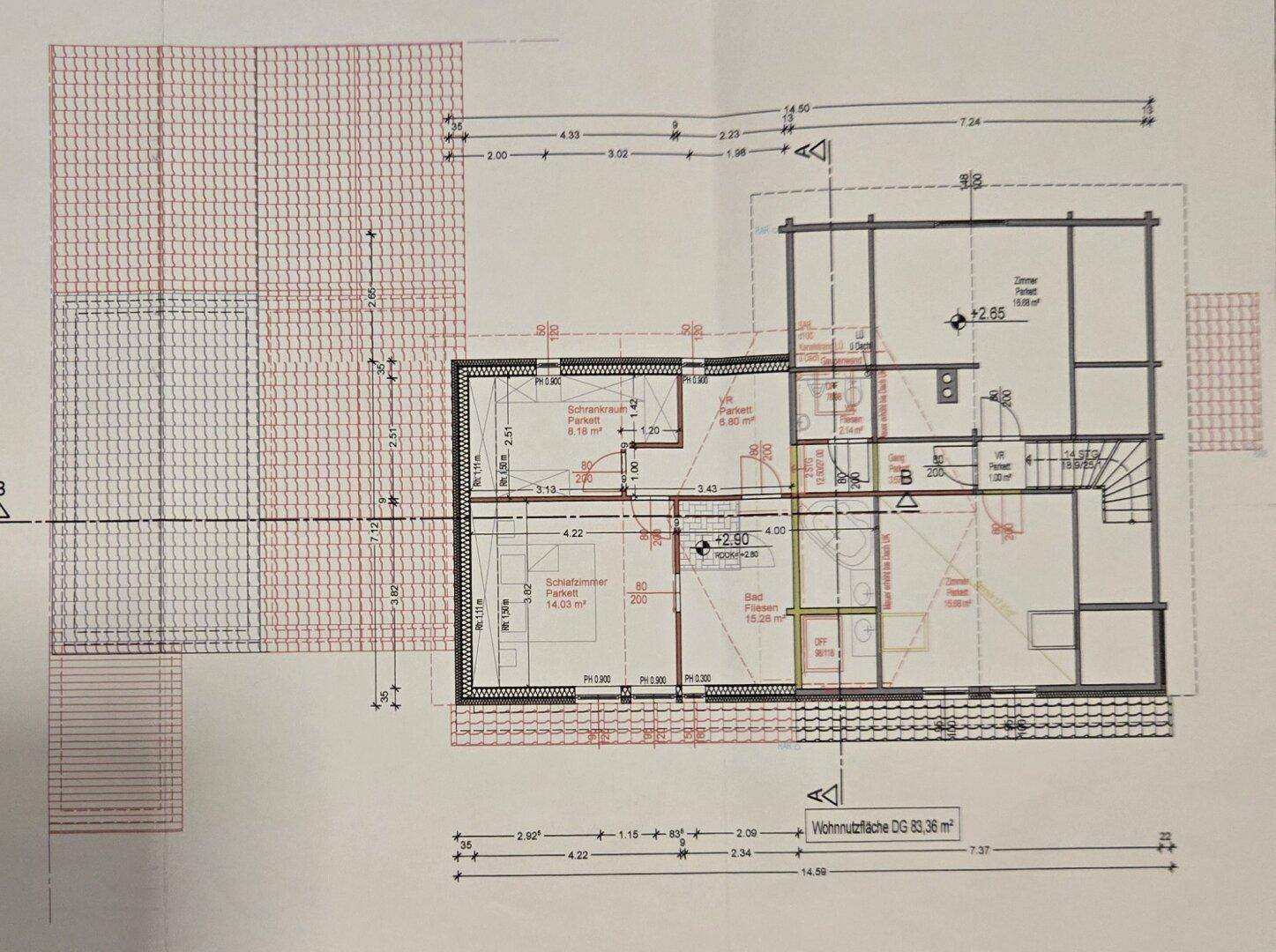 Grundriss des Dachgeschosses mit Schlafzimmern, Badezimmer, Balkon und Dachschrägen.