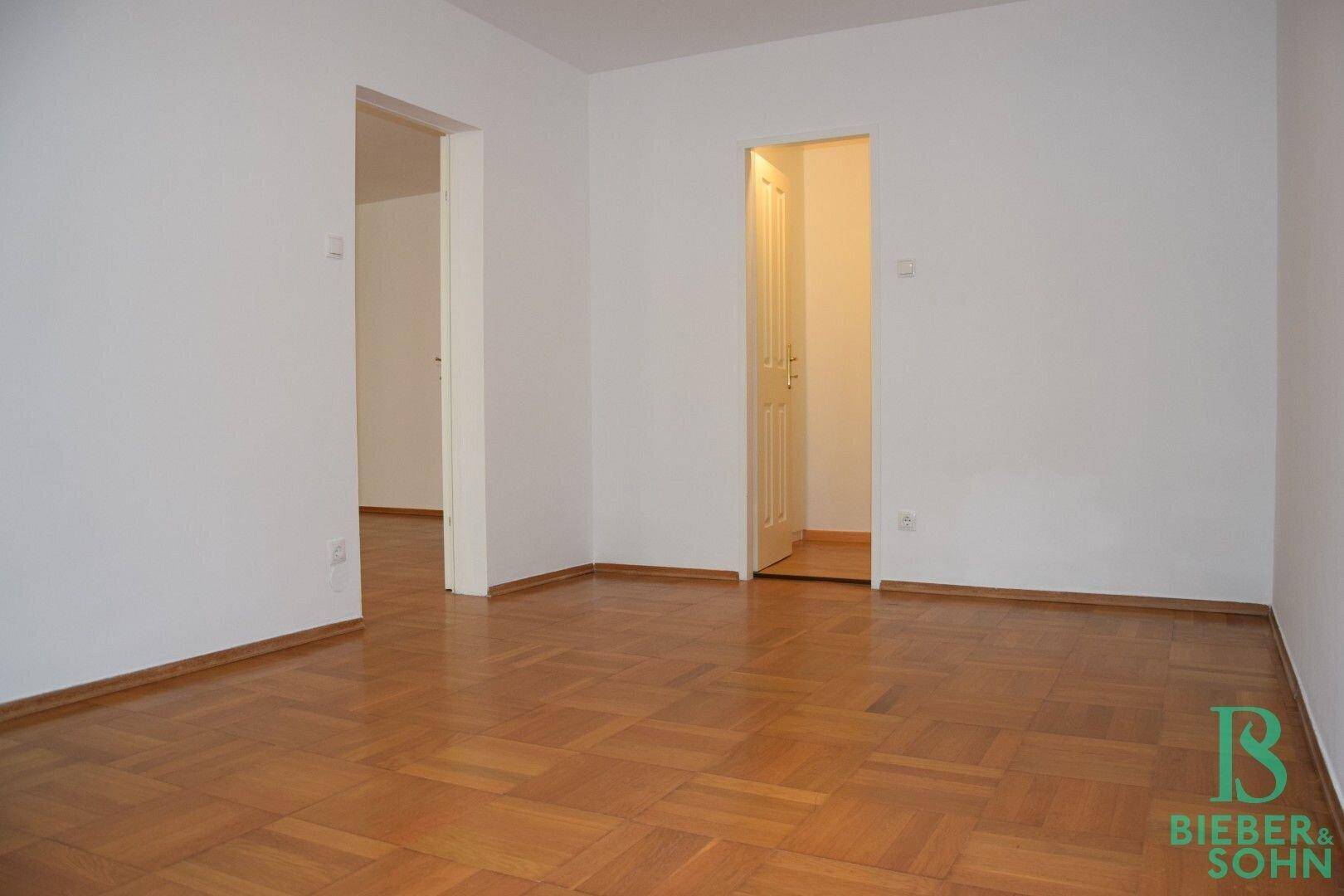 Zimmer 1/Blick Garderobe