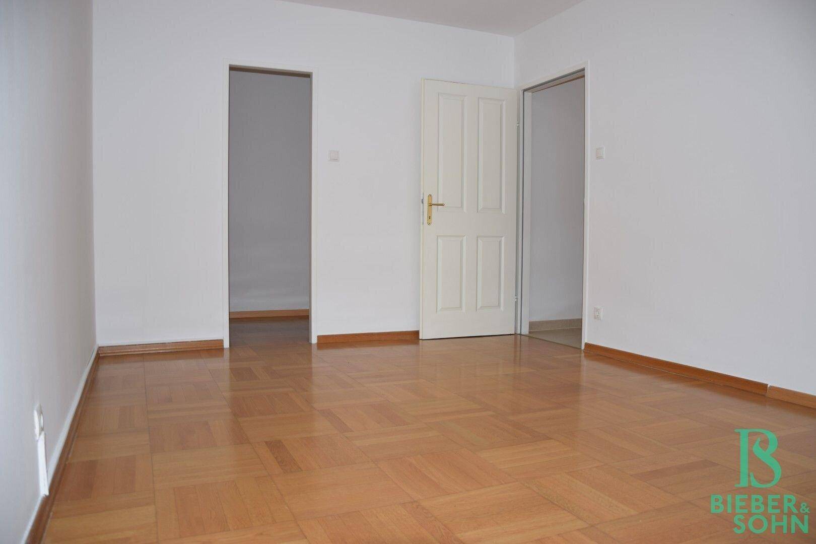Zimmer 3/Blick Garderobe