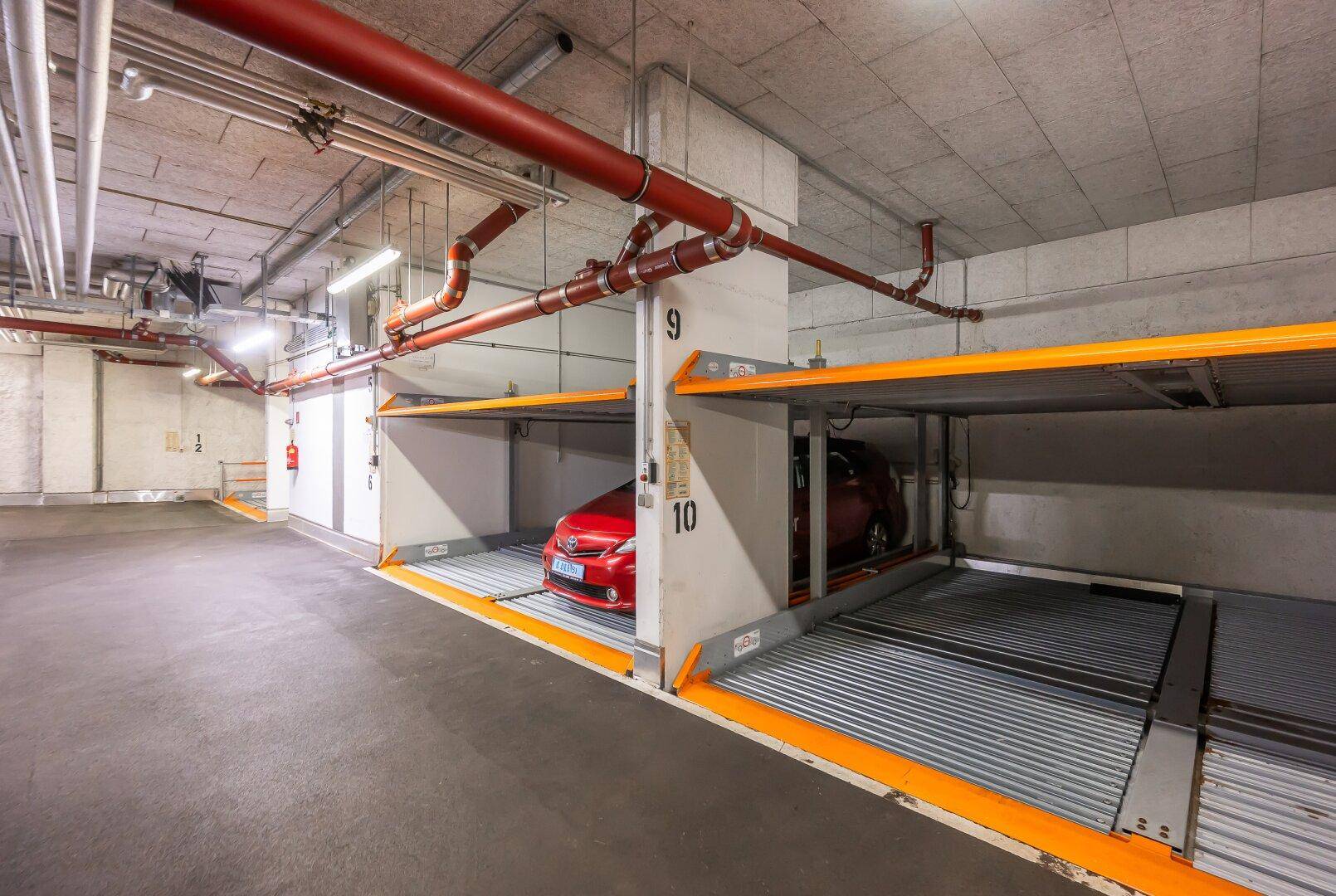 Tiefgarage mit modernen Parksystemen und ausreichend Platz für mehrere Fahrzeuge.