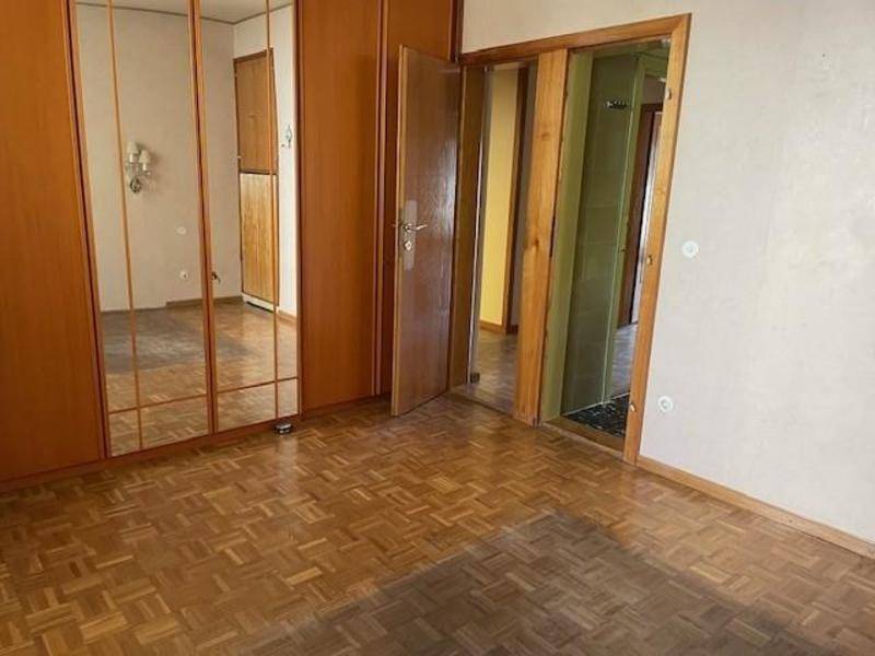 Schlafzimmer mit Parkettboden und großem Spiegelschrank, der den Raum optisch vergrößert.