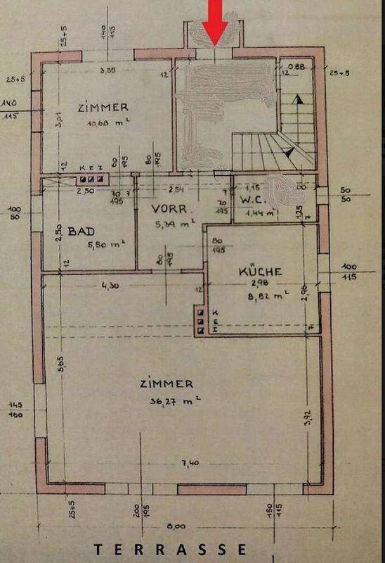 Grundriss des Erdgeschosses mit Zimmern, Bad, Küche, WC und Zugang zu einer großen Terrasse.