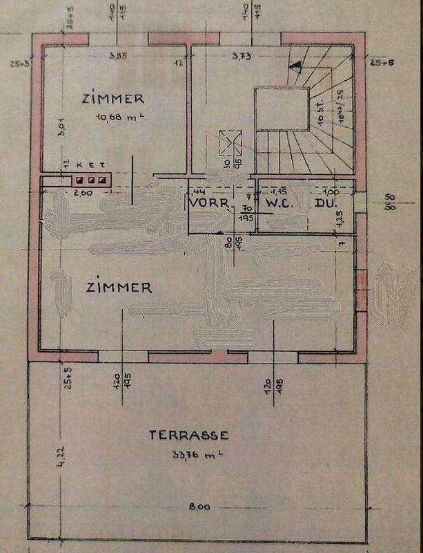 Grundriss des Obergeschosses mit zwei Zimmern, WC und direktem Zugang zu einer großen Terrasse.